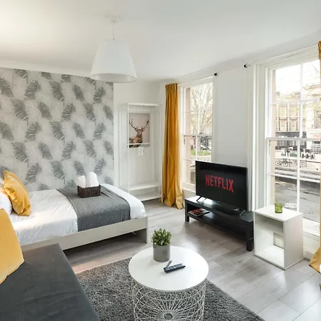 Private Double Room Shared Bathroom Near City Centre